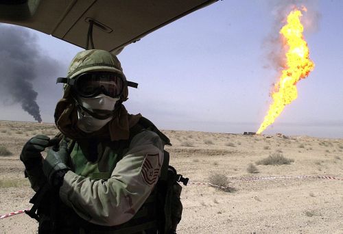 Irakkrieg_-_US-Soldat_im_Rumaila_Oelfeld_im_Suedirak_Foto_James_P_Johnson_dpp.jpg